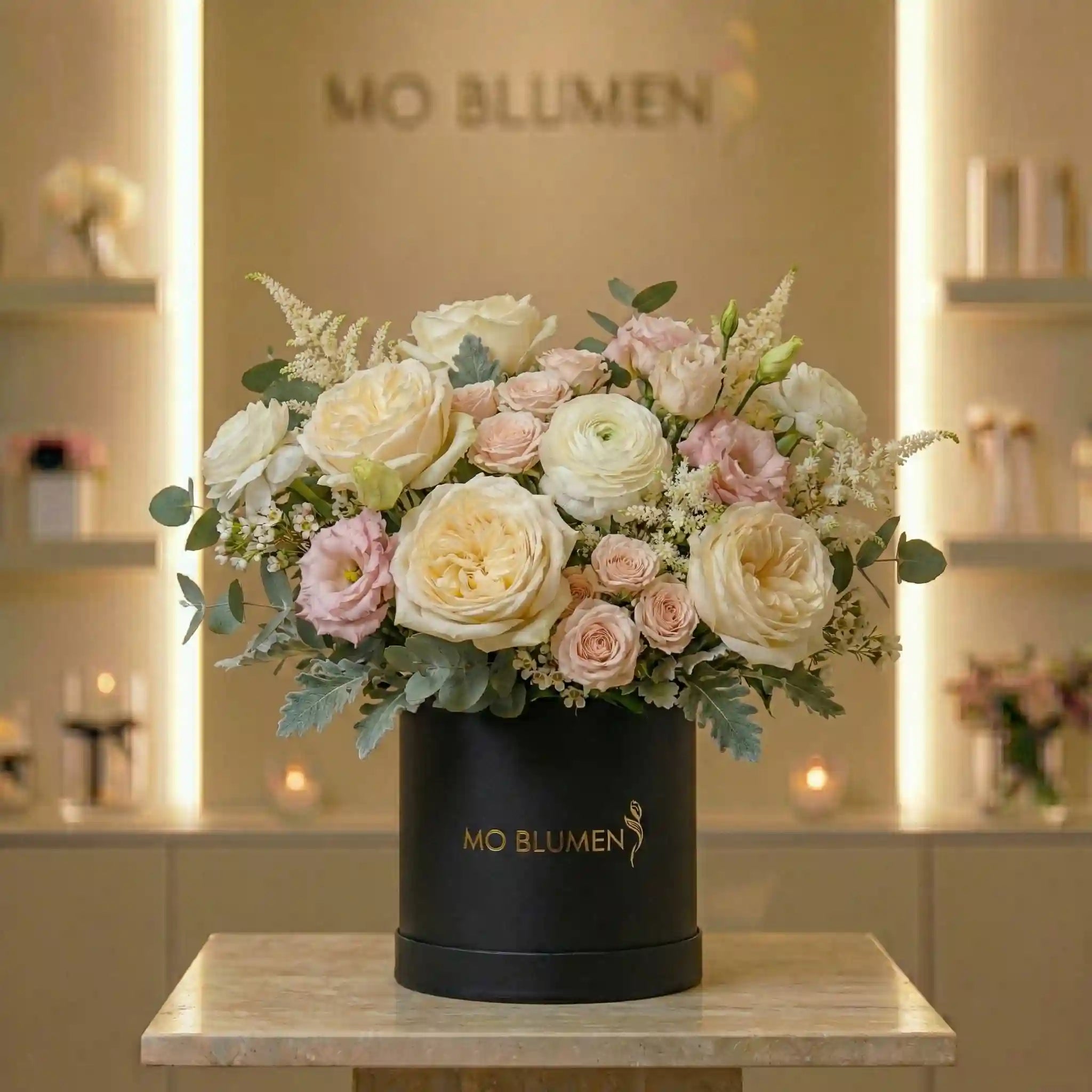 Blumenboxen Wien – Exklusive Flowerboxen & Arrangements mit eleganten roten Tulpen in einem schicken Glasbehälter